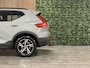 Volvo XC40 B4 Plus Dark Trekhaak | All Season banden | Harman Kardon | Bestuurdersstoel elektrisch geheugen | Adaptieve Cruise Control | Stoel en Stuurwielverwarming | Google Infotainment | Parkeercamera | Pilot Assist | BLIS Dode Hoek Detectie | Keyless Drive | Parkeersensoren voor+achter | Passagiersstoel elektrisch | Elektrisch bedienbare achterklep | 18 Inch | Zitting verlenging voorstoelen | DAB Radio | Apple Carplay/Android Auto | Draadloos telefoon opladen | Volvo On Call met mobiele App functie | Vapour Grey Metallic |