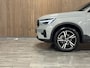 Volvo XC40 B4 Plus Dark Trekhaak | All Season banden | Harman Kardon | Bestuurdersstoel elektrisch geheugen | Adaptieve Cruise Control | Stoel en Stuurwielverwarming | Google Infotainment | Parkeercamera | Pilot Assist | BLIS Dode Hoek Detectie | Keyless Drive | Parkeersensoren voor+achter | Passagiersstoel elektrisch | Elektrisch bedienbare achterklep | 18 Inch | Zitting verlenging voorstoelen | DAB Radio | Apple Carplay/Android Auto | Draadloos telefoon opladen | Volvo On Call met mobiele App functie | Vapour Grey Metallic |