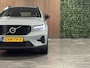 Volvo XC40 B4 Plus Dark Trekhaak | All Season banden | Harman Kardon | Bestuurdersstoel elektrisch geheugen | Adaptieve Cruise Control | Stoel en Stuurwielverwarming | Google Infotainment | Parkeercamera | Pilot Assist | BLIS Dode Hoek Detectie | Keyless Drive | Parkeersensoren voor+achter | Passagiersstoel elektrisch | Elektrisch bedienbare achterklep | 18 Inch | Zitting verlenging voorstoelen | DAB Radio | Apple Carplay/Android Auto | Draadloos telefoon opladen | Volvo On Call met mobiele App functie | Vapour Grey Metallic |