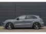 Porsche Cayenne 3.0 E-Hybrid 470pk SportDesign | Pano | Bijrij. Display | Matrix | ACC | 22'' Wielen | Trekhaak | Achterasbest. | Bose |