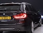 BMW 5-Serie Touring 530i High Executive Luxury Line [SCHUIFKANTELDAK, CRUISE CONTROL, BLUETOOTH TELEFOON, HUD, ACTIVE PROTECTION, ACHTERUITRIJCAMERA, PDC V+A, STOELVERWARMING, STUURVERWARMING, BMW ADAPTIVE LED, NIEUWSTAAT]
