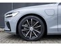 Volvo V60 T6 Plug-in hybrid AWD Plus Dark | Panoramadak | Verwarmbare Voorstoelen (met geheugen), Stuurwiel en Achterbank | Semi-Elektrische Trekhaak | Verwarmbare Voorruit | Premium Audio by Harman Kardon | 360-Camera