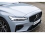 Volvo V60 T6 Plug-in hybrid AWD Plus Dark | Panoramadak | Verwarmbare Voorstoelen (met geheugen), Stuurwiel en Achterbank | Semi-Elektrische Trekhaak | Verwarmbare Voorruit | Premium Audio by Harman Kardon | 360-Camera