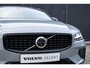 Volvo V60 T6 Plug-in hybrid AWD Plus Dark | Panoramadak | Verwarmbare Voorstoelen (met geheugen), Stuurwiel en Achterbank | Semi-Elektrische Trekhaak | Verwarmbare Voorruit | Premium Audio by Harman Kardon | 360-Camera
