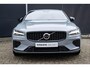 Volvo V60 T6 Plug-in hybrid AWD Plus Dark | Panoramadak | Verwarmbare Voorstoelen (met geheugen), Stuurwiel en Achterbank | Semi-Elektrische Trekhaak | Verwarmbare Voorruit | Premium Audio by Harman Kardon | 360-Camera