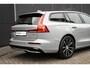 Volvo V60 T6 Plug-in hybrid AWD Plus Dark | Panoramadak | Verwarmbare Voorstoelen (met geheugen), Stuurwiel en Achterbank | Semi-Elektrische Trekhaak | Verwarmbare Voorruit | Premium Audio by Harman Kardon | 360-Camera