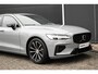 Volvo V60 T6 Plug-in hybrid AWD Plus Dark | Panoramadak | Verwarmbare Voorstoelen (met geheugen), Stuurwiel en Achterbank | Semi-Elektrische Trekhaak | Verwarmbare Voorruit | Premium Audio by Harman Kardon | 360-Camera