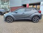 Toyota C-HR 1.8 Hybrid DYNAMIC SPORT BI-TONE JBL-AUDIO STOELVERW CLIMA SPORTSTOELEN CAMERA AD-CRUISE CLIMA NAVI 18'' LM-VELGEN NL-AUTO 1E-EIG