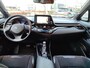 Toyota C-HR 1.8 Hybrid DYNAMIC SPORT BI-TONE JBL-AUDIO STOELVERW CLIMA SPORTSTOELEN CAMERA AD-CRUISE CLIMA NAVI 18'' LM-VELGEN NL-AUTO 1E-EIG