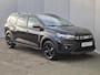 Dacia Jogger 1.6 hybrid 140 extreme 7p. Automaat / 7 Persoons / Fabrieksgarantie tot 06-2028<100.000 / Stoelverwarming / Navigatie via Apple Carplay of Android Auto / Achteruitrijcamera / Keyless Entry/Start / Climate control /