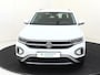 Volkswagen T-Roc 1.5 TSI Style | Digital cockpit Pro | Dodehoek detectie | Stoel- en stuurwielverwarming | Achteruitrijcamera | Parkeerassistent | CarPlay | Adaptieve cruise control |