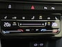 Volkswagen T-Roc 1.5 TSI Style | Digital cockpit Pro | Dodehoek detectie | Stoel- en stuurwielverwarming | Achteruitrijcamera | Parkeerassistent | CarPlay | Adaptieve cruise control |