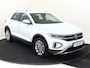 Volkswagen T-Roc 1.5 TSI Style | Digital cockpit Pro | Dodehoek detectie | Stoel- en stuurwielverwarming | Achteruitrijcamera | Parkeerassistent | CarPlay | Adaptieve cruise control |