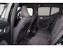 Volvo EX40 Extended Range Ultra Black Ed. 82 kWh - Panorama/schuifdak - IntelliSafe Assist & Surround - 360º Camera - Harman/Kardon audio - Verwarmde voorstoelen, stuur & achterbank - Parkeersensoren voor & achter - Elektr. bedienb. voorstoelen met geheugen links - Draadloze tel. lader - Warmtepomp - Extra getint glas - 20' LMV