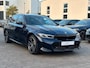 BMW 3-Serie Touring 320d xDrive M-SPORT ** LED, NAVI+, HALF-LEDER, VERW. STUUR, HuD, TREKH, 19-inch LMV, TANSANIT BLAU ** 1e EIG - UNFALLFREI ** ** INFORMEER OOK NAAR ONZE AANTREKKELIJKE FINANCIAL-LEASE TARIEVEN **