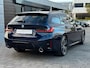 BMW 3-Serie Touring 320d xDrive M-SPORT ** LED, NAVI+, HALF-LEDER, VERW. STUUR, HuD, TREKH, 19-inch LMV, TANSANIT BLAU ** 1e EIG - UNFALLFREI ** ** INFORMEER OOK NAAR ONZE AANTREKKELIJKE FINANCIAL-LEASE TARIEVEN **