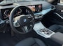 BMW 3-Serie Touring 320d xDrive M-SPORT ** LED, NAVI+, HALF-LEDER, VERW. STUUR, HuD, TREKH, 19-inch LMV, TANSANIT BLAU ** 1e EIG - UNFALLFREI ** ** INFORMEER OOK NAAR ONZE AANTREKKELIJKE FINANCIAL-LEASE TARIEVEN **