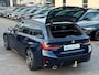 BMW 3-Serie Touring 320d xDrive M-SPORT ** LED, NAVI+, HALF-LEDER, VERW. STUUR, HuD, TREKH, 19-inch LMV, TANSANIT BLAU ** 1e EIG - UNFALLFREI ** ** INFORMEER OOK NAAR ONZE AANTREKKELIJKE FINANCIAL-LEASE TARIEVEN **