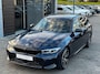 BMW 3-Serie Touring 320d xDrive M-SPORT ** LED, NAVI+, HALF-LEDER, VERW. STUUR, HuD, TREKH, 19-inch LMV, TANSANIT BLAU ** 1e EIG - UNFALLFREI ** ** INFORMEER OOK NAAR ONZE AANTREKKELIJKE FINANCIAL-LEASE TARIEVEN **