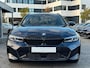 BMW 3-Serie Touring 320d xDrive M-SPORT ** LED, NAVI+, HALF-LEDER, VERW. STUUR, HuD, TREKH, 19-inch LMV, TANSANIT BLAU ** 1e EIG - UNFALLFREI ** ** INFORMEER OOK NAAR ONZE AANTREKKELIJKE FINANCIAL-LEASE TARIEVEN **