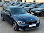 BMW 3-Serie Touring 320d xDrive M-SPORT ** LED, NAVI+, HALF-LEDER, VERW. STUUR, HuD, TREKH, 19-inch LMV, TANSANIT BLAU ** 1e EIG - UNFALLFREI ** ** INFORMEER OOK NAAR ONZE AANTREKKELIJKE FINANCIAL-LEASE TARIEVEN **