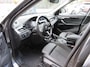 BMW X1 sDrive18i SPORTLINE ** LED, NAVI+, HALF-LEDER, TREKH, PRIVACY, ELECTR. A-KLEP ** 1e EIG - UNFALLFREI - 47 dkm (!) ** ** INFORMEER OOK NAAR ONZE AANTREKKELIJKE FINANCIAL-LEASE TARIEVEN **
