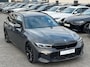 BMW 3-Serie Touring 320d xDrive M-SPORT ** LED, NAVI+, PANORAMA, HuD, TREKH, 19-inch LMV, DRAVIT GRAU ** 1e EIG - UNFALLFREI ** ** INFORMEER OOK NAAR ONZE AANTREKKELIJKE FINANCIAL-LEASE TARIEVEN **