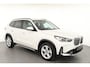 BMW X1 sDrive18iA xLine ** ADAPT. LED, LEDER, PANORAMA, TREKH, ADAPT. CRUISE, ACT. SPORTST ** 1e EIG - Ex BMW-AG - UNFALLFREI ** ** INFORMEER OOK NAAR ONZE AANTREKKELIJKE FINANCIAL-LEASE TARIEVEN **