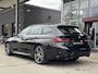 BMW 3-Serie Touring 330e M-SPORT ** ADAPT. LED, HALF-LEDER, HuD, ACC, SHADOW LINE, H&K SOUND, 19-inch LMV ** 1e EIG - UNFALLFREI ** ** INFORMEER OOK NAAR ONZE AANTREKKELIJKE FINANCIAL-LEASE TARIEVEN **