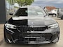 BMW 3-Serie Touring 330e M-SPORT ** ADAPT. LED, HALF-LEDER, HuD, ACC, SHADOW LINE, H&K SOUND, 19-inch LMV ** 1e EIG - UNFALLFREI ** ** INFORMEER OOK NAAR ONZE AANTREKKELIJKE FINANCIAL-LEASE TARIEVEN **
