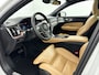 Volvo V60 T8 Recharge Ultra Dark | 19" | Bowers & Wilkins | Geventileerd Nappa | Massagestoelen | Trekhaak | Panoramadak | Head-up | 360 Camera | Elektr. verst. Stoelen | Full LED