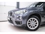 BMW X1 sDrive18i High Executive | 1e eigenaar | Dealer OH | Trekhaak | Leder | Sportstoelen | HUD | Stoelverwarming | Clima | LED |