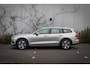 Volvo V60 Cross Country 2.0 B5 AWD Plus | Adaptieve Cruise Control | Schuif -/ Kanteldak | 360 Camera | Trekhaak | All-Seasons | Stoel + Stuurverwarming | Dodehoek Detectie | Leder | Keyless | Verwarmbare Voorruit |