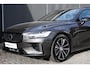 Volvo V60 T6 Plug-in hybrid AWD Plus Dark | Semi Elektrische Trekhaak | Adaptieve Cruise Control | BLIS | Elektrische verstelbare voorstoelen | Verwarmbare voorstoelen en stuurwiel | 360 graden camera |