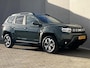 Dacia Duster 1.3 TCe 150 Journey Automaat / Fabrieksgarantie tot 04-2027 < 100.000 km / Dealer onderhouden / Navigatie / Camera / Dode hoek detectie / Apple Carplay Android / Stoelverwarming / 17" LM met All Season banden /