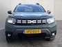 Dacia Duster 1.3 TCe 150 Journey Automaat / Fabrieksgarantie tot 04-2027 < 100.000 km / Dealer onderhouden / Navigatie / Camera / Dode hoek detectie / Apple Carplay Android / Stoelverwarming / 17" LM met All Season banden /