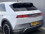 Hyundai Ioniq 5 Lounge 73kWh Automaat / Fabrieksgarantie tot 10-2026 / 8 jaar Batterijgarantie / Accu SoH 99% / WLTP 451 km / CCS snelladen / Warmtepomp / Leder / HUD / Camera 360° / BOSE / Elektrische stoelen en klep / Stoelventilatie / Stuur-, stoel- en achterbankverwarming / Adaptieve CC / LM 20" wielen /
