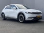 Hyundai Ioniq 5 Lounge 73kWh Automaat / Fabrieksgarantie tot 10-2026 / 8 jaar Batterijgarantie / Accu SoH 99% / WLTP 451 km / CCS snelladen / Warmtepomp / Leder / HUD / Camera 360° / BOSE / Elektrische stoelen en klep / Stoelventilatie / Stuur-, stoel- en achterbankverwarming / Adaptieve CC / LM 20" wielen /