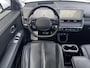 Hyundai Ioniq 5 Lounge 73kWh Automaat / Fabrieksgarantie tot 10-2026 / 8 jaar Batterijgarantie / Accu SoH 99% / WLTP 451 km / CCS snelladen / Warmtepomp / Leder / HUD / Camera 360° / BOSE / Elektrische stoelen en klep / Stoelventilatie / Stuur-, stoel- en achterbankverwarming / Adaptieve CC / LM 20" wielen /