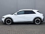 Hyundai Ioniq 5 Lounge 73kWh Automaat / Fabrieksgarantie tot 10-2026 / 8 jaar Batterijgarantie / Accu SoH 99% / WLTP 451 km / CCS snelladen / Warmtepomp / Leder / HUD / Camera 360° / BOSE / Elektrische stoelen en klep / Stoelventilatie / Stuur-, stoel- en achterbankverwarming / Adaptieve CC / LM 20" wielen /