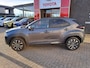 Toyota Yaris Cross 1.5 Hybrid 115 First Edition STUUR- EN STOELVERWARMING PDC ACHTER APPLE CAR PLAY & ANDROID AUTO 17" LM VELGEN