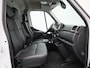 Renault Master T35 2.3 dCi 135 L3H2 Work Edition | Navigatie | Airco | Parkeersensoren Achter | Achteruitrijcamera | Cruise Control & Snelheidsbegrenzer | Lederen Bekleding