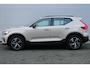 Volvo XC40 2.0 B4 Plus Dark | Lichtmetalen Velgen 6-Spaaks 18" |Premium Audio by Harman Kardon | Electronic Climate Controle | Voorstoelen + Stuurwiel Verwarmend | Keyless Entry + Keyless Start | Google Navigatiesysteem Full Map | Park Assist Voor + Achter |
