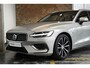 Volvo V60 T6 Plug-in hybrid AWD Essential Bright | Stoelverwarming | Adaptive Cruise Control | BLIS | Parkeersensoren voor + achter | Stoelverwarming | Stuurwielverwarming | Parkeercamera | Google Infotainment | Electrische wegklapbare Trekhaak