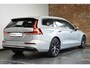 Volvo V60 T6 Plug-in hybrid AWD Essential Bright | Stoelverwarming | Adaptive Cruise Control | BLIS | Parkeersensoren voor + achter | Stoelverwarming | Stuurwielverwarming | Parkeercamera | Google Infotainment | Electrische wegklapbare Trekhaak