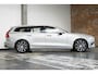 Volvo V60 T6 Plug-in hybrid AWD Essential Bright | Stoelverwarming | Adaptive Cruise Control | BLIS | Parkeersensoren voor + achter | Stoelverwarming | Stuurwielverwarming | Parkeercamera | Google Infotainment | Electrische wegklapbare Trekhaak