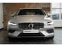 Volvo V60 T6 Plug-in hybrid AWD Essential Bright | Stoelverwarming | Adaptive Cruise Control | BLIS | Parkeersensoren voor + achter | Stoelverwarming | Stuurwielverwarming | Parkeercamera | Google Infotainment | Electrische wegklapbare Trekhaak