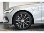 Volvo V60 T6 Plug-in hybrid AWD Essential Bright | Stoelverwarming | Adaptive Cruise Control | BLIS | Parkeersensoren voor + achter | Stoelverwarming | Stuurwielverwarming | Parkeercamera | Google Infotainment | Electrische wegklapbare Trekhaak