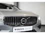 Volvo V60 T6 Plug-in hybrid AWD Essential Bright | Stoelverwarming | Adaptive Cruise Control | BLIS | Parkeersensoren voor + achter | Stoelverwarming | Stuurwielverwarming | Parkeercamera | Google Infotainment | Electrische wegklapbare Trekhaak