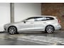 Volvo V60 T6 Plug-in hybrid AWD Essential Bright | Stoelverwarming | Adaptive Cruise Control | BLIS | Parkeersensoren voor + achter | Stoelverwarming | Stuurwielverwarming | Parkeercamera | Google Infotainment | Electrische wegklapbare Trekhaak